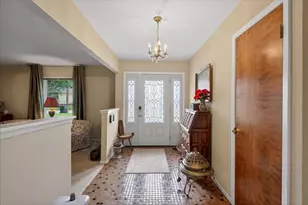1808 E Cedar Elm Dr, Arlington, TX 76012 - Photo 2