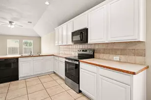 633 Horn St, Crowley, TX 76036 - Photo 4