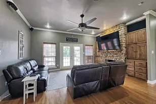 912 Van Winkle Cir, Athens, TX 75751 - Photo 2