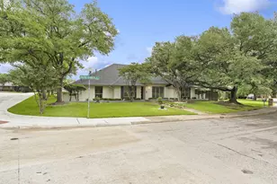 9405 Rocky Branch Dr, Dallas, TX 75243 - Photo 36