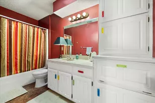 907 Loch Lomond Dr, Arlington, TX 76012 - Photo 32