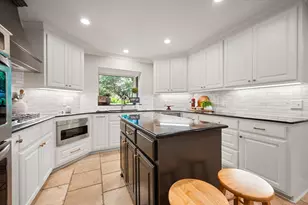 907 Loch Lomond Dr, Arlington, TX 76012 - Photo 10