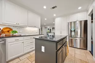 907 Loch Lomond Dr, Arlington, TX 76012 - Photo 12