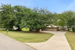 633 E Bridge St, Granbury, TX 76048 - Photo 26