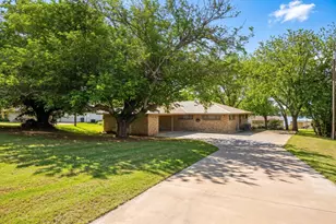 633 E Bridge St, Granbury, TX 76048 - Photo 2