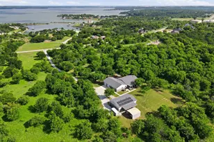 211 E Bay Dr, Bridgeport, TX 76426 - Photo 2