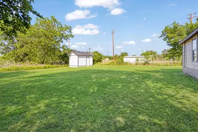 407 E Bonham Street, Tom Bean, TX 75491 - Photo 10
