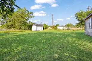 407 E Bonham St, Tom Bean, TX 75491 - Photo 10