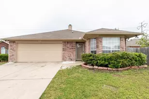 816 W Colony Dr, Arlington, TX 76001 - Photo 1