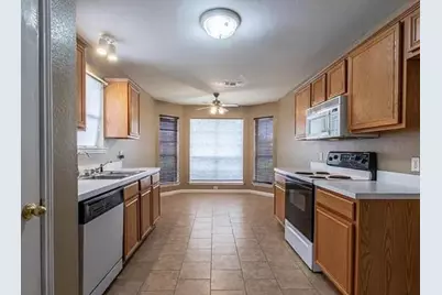 816 W Colony Drive, Arlington, TX 76001 - Photo 8