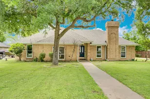 1311 Cindy Ct, Cleburne, TX 76033 - Photo 2