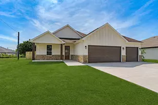 5519 Belaire Cir, Granbury, TX 76048 - Photo 2