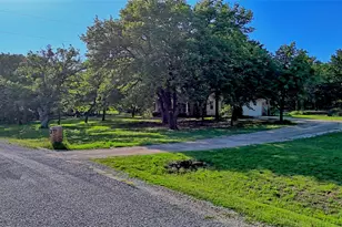 735 Sleepy Hollow Ln, Valley View, TX 76272 - Photo 32
