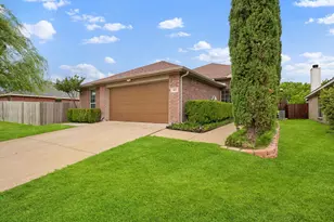 460 Cranbrook Ln, Grand Prairie, TX 75052 - Photo 2