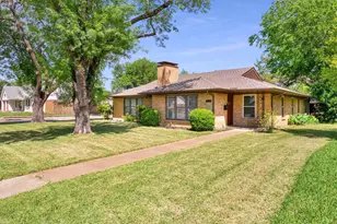 2949 Maydelle Ln, Farmers Branch, TX 75234 - Photo 2