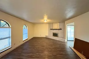 1233 Steinburg Ln, Fort Worth, TX 76134 - Photo 2