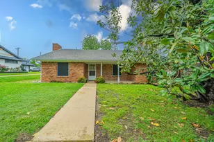 806 E Coral Way, Grand Prairie, TX 75051 - Photo 2