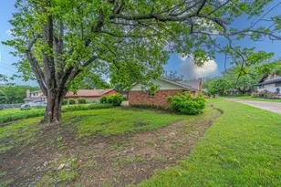806 E Coral Way, Grand Prairie, TX 75051 - Photo 24