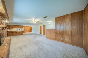 806 E Coral Way, Grand Prairie, TX 75051 - Photo 4