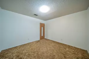 806 E Coral Way, Grand Prairie, TX 75051 - Photo 16