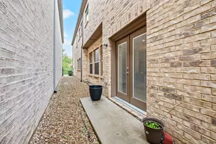 612 Courtyard Ln, Irving, TX 75039 - Photo 36
