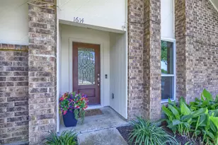 1614 Chesterfield Dr, Carrollton, TX 75007 - Photo 2