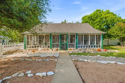 401 E Bridge Street, Granbury, TX 76048 - Photo 1