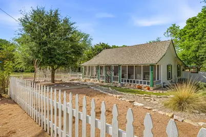 401 E Bridge Street, Granbury, TX 76048 - Photo 4