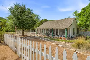 401 E Bridge St, Granbury, TX 76048 - Photo 4