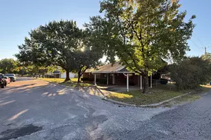 300 Denton Ct, Collinsville, TX 76233 - Photo 2