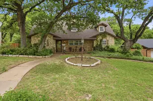 2801 Oak Cliff Ln, Arlington, TX 76012 - Photo 1