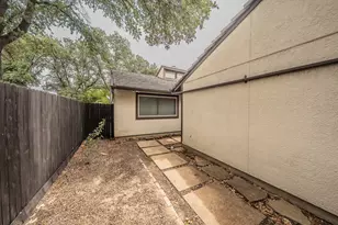 1001 Woodoak Ct, Fort Worth, TX 76112 - Photo 32