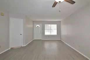 1705 Fitzgerald Ct, Arlington, TX 76012 - Photo 2