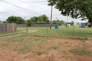 810 W Eden St, Munday, TX 76371 - Photo 26