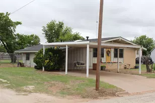 810 W Eden St, Munday, TX 76371 - Photo 4