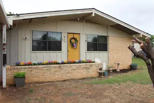 810 W Eden St, Munday, TX 76371 - Photo 2