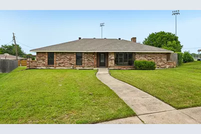 813 Oakbluff Drive, Lancaster, TX 75146 - Photo 2
