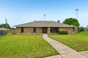 813 Oakbluff Dr, Lancaster, TX 75146 - Photo 2