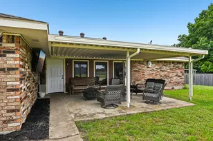 813 Oakbluff Dr, Lancaster, TX 75146 - Photo 32