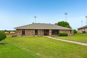 813 Oakbluff Dr, Lancaster, TX 75146 - Photo 2