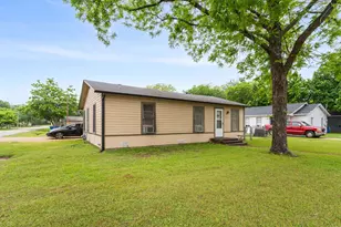 909 S Carlton St, Ennis, TX 75119 - Photo 2