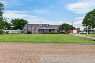 626 E Eubank St, Mabank, TX 75147 - Photo 1