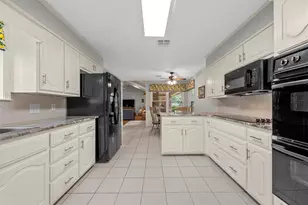 9920 Sandalwood Dr, Woodway, TX 76712 - Photo 10