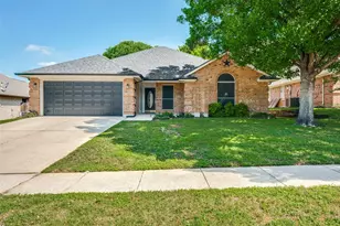 816 Willow Ct, Saginaw, TX 76179 - Photo 1