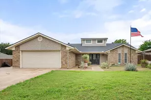 213 Meadowhill Dr, Benbrook, TX 76126 - Photo 2
