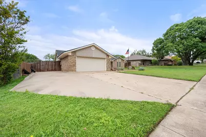 213 Meadowhill Drive, Benbrook, TX 76126 - Photo 8