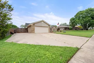 213 Meadowhill Dr, Benbrook, TX 76126 - Photo 8