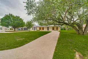 512 Grandview Dr, Granbury, TX 76049 - Photo 2