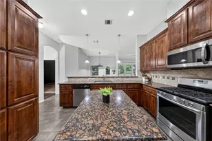 1121 Hidden Lake Dr, Burleson, TX 76028 - Photo 14