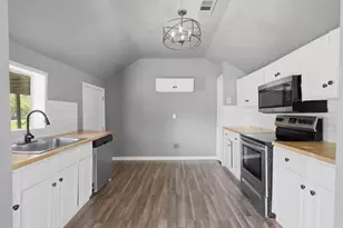 403 Elmo St, Cleburne, TX 76031 - Photo 8